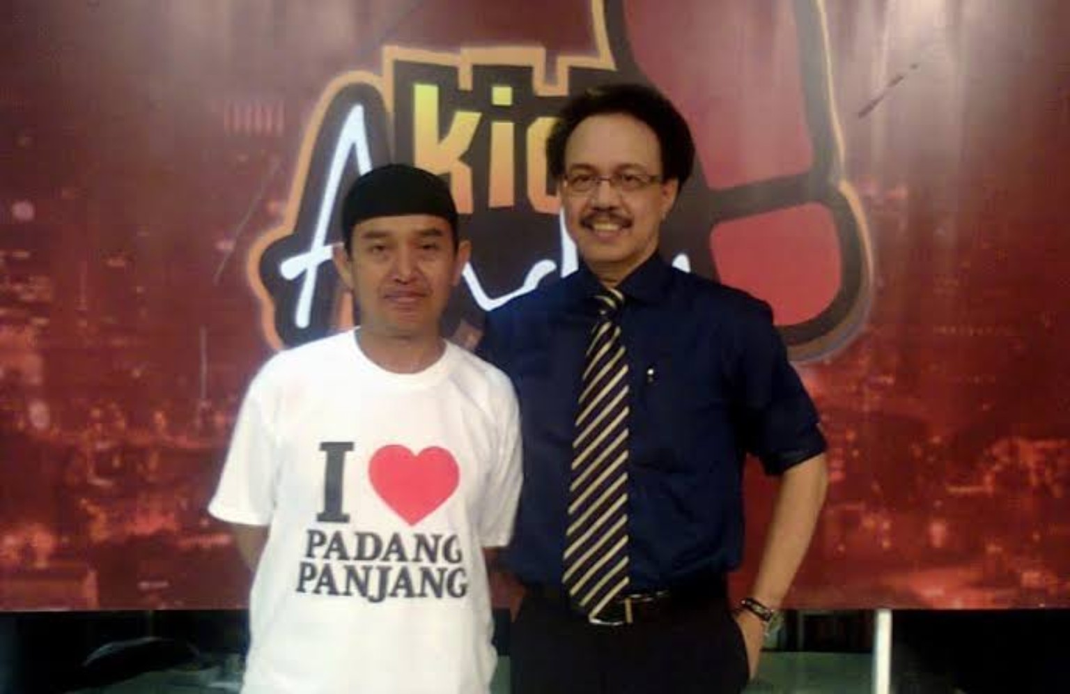 Dokumentasi Om Jujur bersama pembawa acara di latar Kick Andy